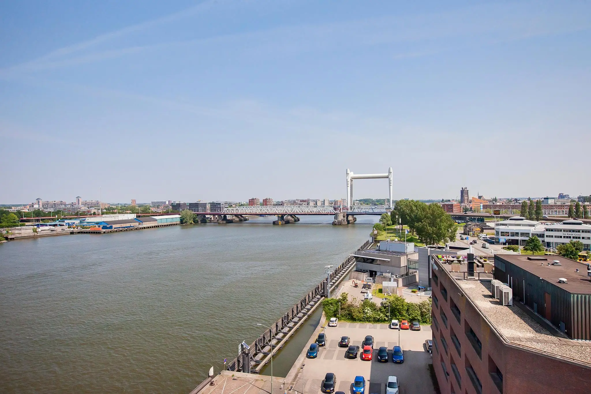 Uitzicht op de Laan der Verenigde Naties in Dordrecht met de rivier en de witte hefbrug op de achtergrond.